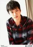 D2/山田裕贵/上半身・衣服红・黑・格纹・后窗帘・「2014.03」/官方生写真