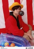 D2 / Yuki Yamada / Whole Body / Sitting / Costume Red / Hat / Right Facing / Water Balloon / 「 2014.08 」 / Official Official photo