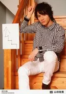 D2/山田裕貴/膝上・衣装チェック柄・座り・階段・右手上げ・矢印・「2015.06」/公式生写真