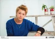 D2/山田裕貴/横型・バストアップ・衣装青・左手横・肘付き・棚・「2014.01」/公式生写真