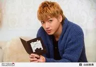 D2/山田裕貴/横型・上半身・衣装青・左向き・手にカード・「2014 Valentine」/公式生写真