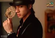 D2 / Yuki Yamada / Busto arriba / Disfraz negro / Sombrero / Lado izquierdo / Máscara izquierda / WE SHOP 2013 Halloween / Ofertas especiales de la campaña de Halloween