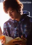 D2 / Yuki Yamada / Parte superior del cuerpo / Azul de vestuario / Dos manos / Bajo la mirada / "D Ste 16 th×TS Musical Foundation GARANTIDO" Sólo bromuro en el lugar