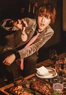 Matsushima Shōta / Arrodillado, sentado, vestido marrón, rodilla izquierda, mano derecha, mesa / SUPER Handsome LIVE 2014 ~ EVER LASTING SHOW ~ Original photo