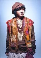 Kiyoshi Tanaka / Kneecap / Brown costume / Hat / Right eye / Gray background / Character actor shot / Stage 「 マホロバ 」 Official photo