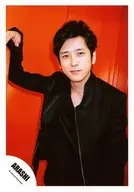 Arashi / Kazuya Ninomiya / Upper body / Costume black / Right hand raised / Background red / "Sakura" PV & Jacket / Official Official photo