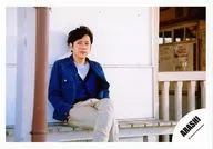 Arashi / Kazuya Ninomiya / Horizontal, Knee-Up, Sitting, Costume Aomizu Color, Right hand Oikeet, Pair of Feet / "Under the Blue Sky, Kimi no Nari" PV & Jacket / Official Official photo