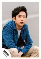 Arashi / Kazuya Ninomiya / Knee-Up, Sitting, Costume Blue White, Denim, Eye Right / "Under the Blue Sky, Kimi no Niwa" PV & Jacket / Official Official photo