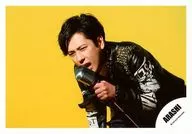 Arashi / Kazuya Ninomiya / Horizontal, upper body, costume black platinum, left hand stand microphone, background yellow / "Cry out love" PV & PV & Jacket / Official Official photo