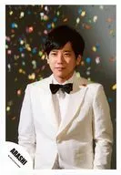 Arashi / Kazuya Ninomiya / Upper body / Costume white / Bow tie black / Background grey / Paper Fubuki / "Cry out love" PV & Jacque / Official Official photo