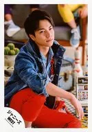 Johnny's West / Daiki Shigeoka / Knee-Up / Sitting / Costume Blue Red / Denim / Right Arm Right Knee / Eye Point Right / "ラッキィィィィィィィ 7" Jacket / Official Official photo