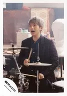 Kanjani Eight / Tadayoshi Okura / Knee-up, sitting, costume red and black, two hand drummer, drum, eye-left /' Samurai song' PV & Jacque / Official Official photo