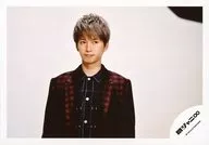 Kanjani Eight / Tadayoshi Okura / Horizontal, Upper body, Costume red and black, Under both hands, Eyes right, Background white /' Samurai song' PV & Jacket / Official Official photo