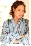D2/Yoshihisa Maeyama / Parte superior do corpo, Yukata cinza e preto, Braço, "2013 Yukata" / Foto oficial ao vivo