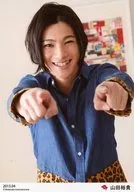 D2 / Hiroki yamada / Parte superior do corpo / Fantasia azul escuro / preto / Ambas as mãos apontadas / "2013.04" / Fotografia oficial ao vivo