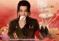 Taishi Sugie (Chinese) / Horizontal, Upper Body, Costume Black, Right Hand Meat Bun, Left Hand Dish, Character Actor Shot / Musical 『 Hethalia - Singin' in the World - 』 Bromide