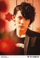 D2 / Shintarō Akutsu / Busto arriba / Disfraz negro / Frente al cuerpo / Boca cerrada / Cara ligeramente hacia abajo a la derecha / "2012. X'mas" / Official photo oficial