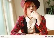 D2 / Ryo Mitsuya / Horizontal Type / Upper Body / Costume Red Check Pattern / Hat / Left Hand Lips / Face Slightly Upward / 「 2013.09 」 / Official Official photo