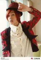 D2 / Ryo Mitsuya / Upper Body / Costume Red Check Pattern / Shirt White / Hat / Left Hand Up / 「 2013.09 」 / Official Official photo