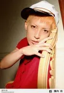 D2 / Sho Jinnai / Upper Body / Costume Red / Hat / Right Hand Rail / Leaning / Body Left / 「 2013.10 」 / Official Official photo