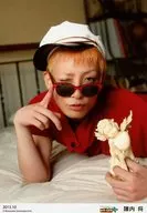 D2 / Sho Jinnai / Bust up, Stomach down, Costume red, Hat white, Right hand sunglasses, Right eye close, Left hand angel object "2013.10" / WE SHOP limited edition bromide