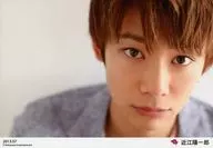 D2 / Chikayuki Koyo Ichiro / Horizontal, cara arriba, chaqueta gris, boca cerrada, lado derecho, "2013.07" / Official photo oficial