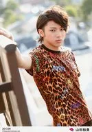 D2/山田裕貴/上半身・衣装豹柄・右手手すり・体右向き・「2013.08」/公式生写真