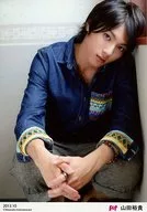 D2 / Yuki Yamada / Above-the-Knee / Crouching / Costume Denim with Both Hands / Neck Tilt / Leaning / "2013.10" / p. o. t Member Limited Bromide