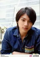 D2/山田裕貴/上半身・衣装デニム・左腕腹・背景グレー白・「2013.10」/p.o.t会員限定ブロマイド