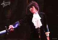 D2/阿久津慎太郞(LAFEEL DELICO)/现场照片·横型·膝上·服装黑·白·右手剑·视线左·闭口·背景黑/舞台D十二th纪念明信片