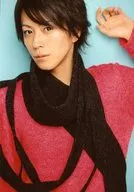 Tomoki Hirose / Upper Body / Costume Red / Stole Black / Left Hand Raised / Face Left / Background Light Blue / Tomoki Hirose & Ryo Kitamura Valentine's Day Talk Event Limited Item Sales Official photo