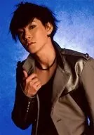 玉城裕规(周康哉)/上半身・衣服灰色・黑色・右外套・背景蓝色・角色生写真/活动「MESIA-秘色之章-」