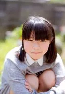 Princesa Oyayubi / Momoka taniguchi / Acima do joelho / Agachamento / Fantasia cinza / Dobrar ambos os joelhos / Frente do rosto / Foto ao vivo