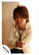 KAT TUN / Kazuya Kamenashi / Live Photo / Upper Body / Costume White / Right Hand Fist / Official Official photo