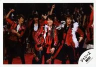 ジャニーズWEST/集合(5人)/横型・膝上・衣装赤黒白・右手上げ・後ろに人/公式生写真