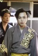 増田裕生/ライブフォト・上半身・和服・グレー・後ろに人/舞台「SAMURAI挽歌2012 ～房州幕末編～」