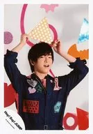 Hey! Say! JUMP / Yuri Chinen / Upper Body / Costume Blue / Connecting Denim / Pink / Both Hands Triangular Objet / Face Facing Right / Camera Line / 15 Summer Concert Brochure & Goods Shooting Off-Shot / Official Official photo