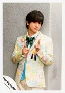 Hey! Say! JUMP / Yuri Chinen / Above-the-knee ・ Costume Cream Color ・ Aqua Pink Yellow ・ Tie Green ・ fingers of both hands Finger ・ Body Facing Left ・ Face Facing Right ・ Background gray / "Kimi Attraction" PV & Jacque Shooting Off-Shot / Official Official photo