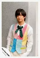 Hey! Say! JUMP / Yuri Chinen / Above-the-knee ・ Costume light blue pink yellow ・ Shirt white ・ Tie green ・ Pocket with both hands ・ Background gray / "Kimi Attraction" PV & Jacque shooting off-shot / Official Official photo