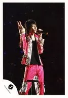 Ya-Ya-yah/鮎川太陽/ライブフォト・膝上・衣装ピンク 銀 金・右手ピース・左手マイク/公式生写真