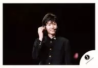 Ya-Ya-yah/鮎川太陽/横型・ライブフォト・バストアップ・衣装黒・学ラン・右手耳・背景黒/公式生写真