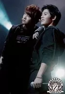 ZE：A/ヒョンシク・ドンジュン/ライブフォト・膝上・衣装黒・左手マイク/「EMPIRE OF ZE：A LIVE TOUR 2012」コレクションフォト