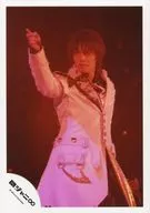 Kanjani Eight / Ryuhei Maruyama / Live Photo / Knee-High / Costume white / Right-hand raised / Index finger / Body facing right / Face facing left / Light red / Official Official photo