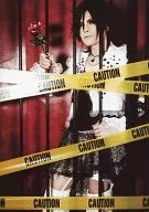 SOMATIC GUARDIAN/TAKASHI/膝上・服裝黑白・右手花・左手籠・"CAUTION"・背景紅/正式生寫真