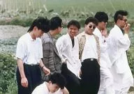 椅子/集合(7人)/橫型·膝上·服裝白色·兩手口袋·太陽鏡·背景野外·蹲/正式生寫真