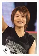 B. A. D. / Chugen Junta / Live Photo / Busto-up / Figurino preto / Mão direita para cima / Olho esquerdo / Foto oficial ao vivo