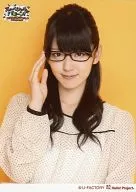 °C-ute/鈴木愛理/上半身・衣装白・黒・水玉模様・メガネ・背景黄色・2Lサイズ/Berryz工房×°C-ute 超HAPPYコラボ2012 ～スッペシャルでバコーン!～