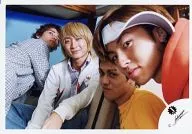 Musical Academy/集合(4人)/横型・上半身・衣装白・チェック柄・オレンジ・黄色・サンバイザー・背景水色/公式生写真
