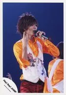 Hey!Say!JUMP/薮宏太/现场照片·膝上·衬衫橙色·马甲白色·左手麦克风·背景蓝色/公式生写真