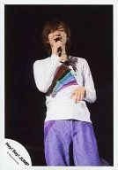 Hey! Say! JUMP / Hirota Yabu / Live Photo / Above the Knee / White Costume / Purple Pants / Right Hand Microphone / Black Background / Official Official photo